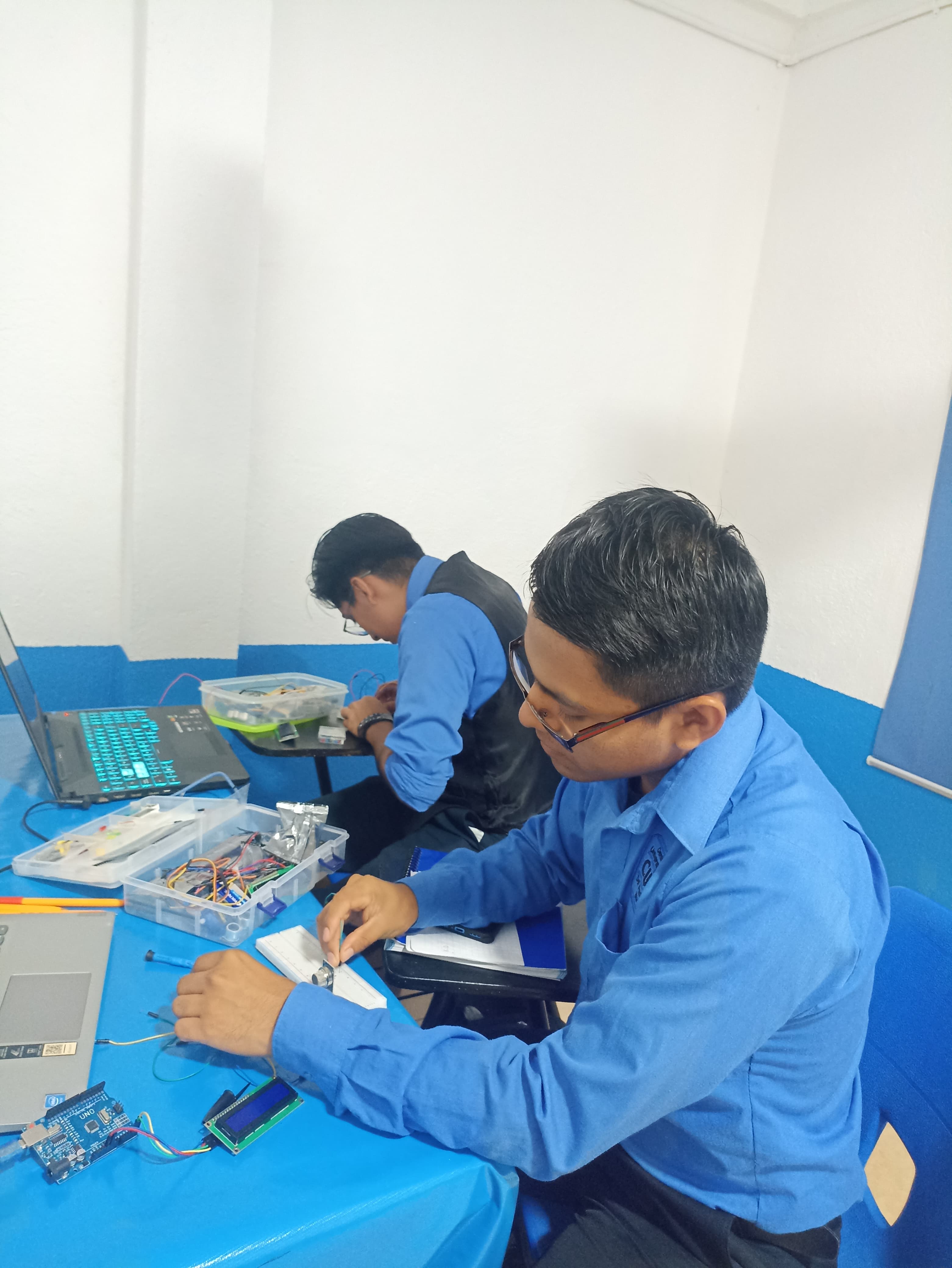 Estudiantes trabajando